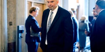 Fetterman insta a los demócratas a reabrir el gobierno y dice que el cierre envía un "mensaje equivocado"