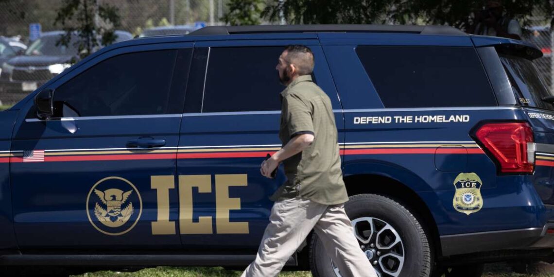 Funcionarios electos en Chicago buscan herramientas para expulsar a ICE de los espacios públicos