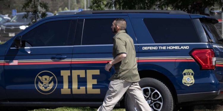 Funcionarios electos en Chicago buscan herramientas para expulsar a ICE de los espacios públicos