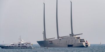 El yate de lujo 'yate de navegación a' con tres altos tiles cerca del puerto de Mónaco.