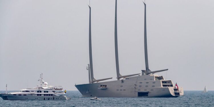 El yate de lujo 'yate de navegación a' con tres altos tiles cerca del puerto de Mónaco.