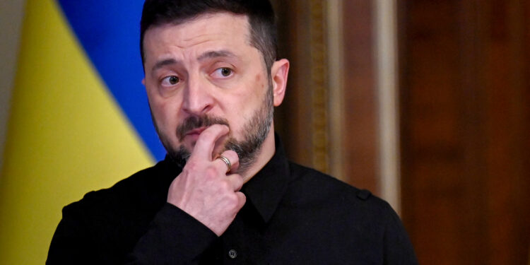 El presidente de Ucrania, Volodymyr Zelensky, reacciona en una conferencia de prensa conjunta.