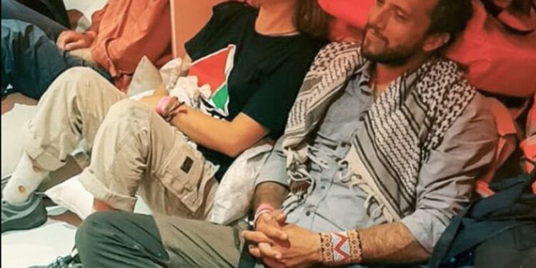 Greta Thunberg y otros activistas en la flotilla global de Sumud interceptada.