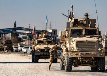 Fuerzas estadounidenses patrullando en la ciudad siria de Qamishli en la provincia de Hasakeh, controlada en su mayor parte por las Fuerzas Democráticas Sirias lideradas por los kurdos, el 9 de enero de 2025. (Delil Souleiman/AFP vía Getty Images)