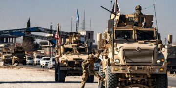 Fuerzas estadounidenses patrullando en la ciudad siria de Qamishli en la provincia de Hasakeh, controlada en su mayor parte por las Fuerzas Democráticas Sirias lideradas por los kurdos, el 9 de enero de 2025. (Delil Souleiman/AFP vía Getty Images)