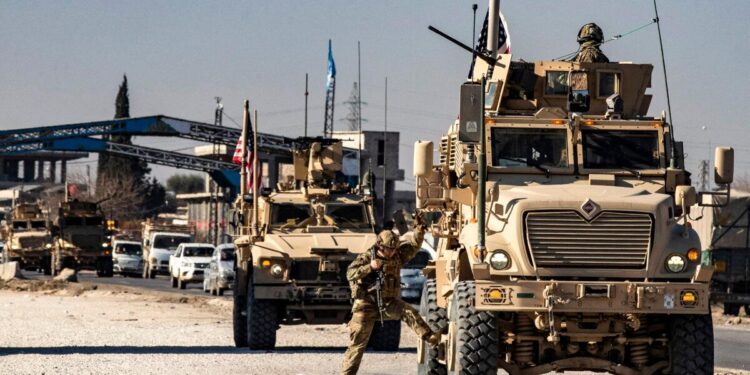 Fuerzas estadounidenses patrullando en la ciudad siria de Qamishli en la provincia de Hasakeh, controlada en su mayor parte por las Fuerzas Democráticas Sirias lideradas por los kurdos, el 9 de enero de 2025. (Delil Souleiman/AFP vía Getty Images)