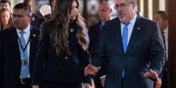 Guatemala recibe el primer vuelo estadounidense que transporta a deportados de terceros países