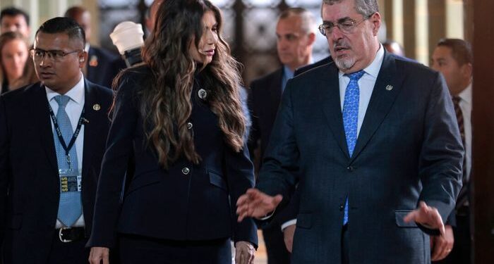 Guatemala recibe el primer vuelo estadounidense que transporta a deportados de terceros países