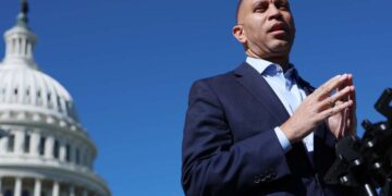 Hombre indultado por su participación el 6 de enero arrestado por amenazas a Hakeem Jeffries