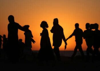 Los palestinos desplazados se mueven con sus pertenencias hacia el sur por una carretera en el área del campo de refugiados de Nuseirat en el centro de la Franja de Gaza el 20 de septiembre de 2025, mientras Israel presiona su ofensiva terrestre para capturar la ciudad de Gaza.