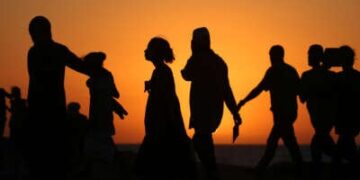 Los palestinos desplazados se mueven con sus pertenencias hacia el sur por una carretera en el área del campo de refugiados de Nuseirat en el centro de la Franja de Gaza el 20 de septiembre de 2025, mientras Israel presiona su ofensiva terrestre para capturar la ciudad de Gaza.