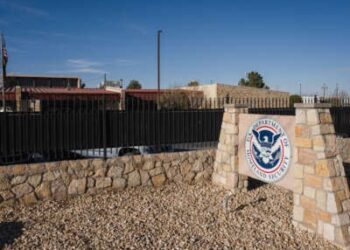 El Centro de Procesamiento de El Paso del Servicio de Inmigración y Control de Aduanas (ICE) se muestra en El Paso, Texas, el 13 de febrero de 2025.