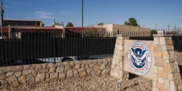 El Centro de Procesamiento de El Paso del Servicio de Inmigración y Control de Aduanas (ICE) se muestra en El Paso, Texas, el 13 de febrero de 2025.