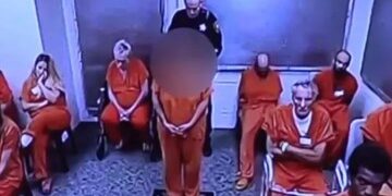 Inquietante mirada al dormitorio infantil donde una mujer de 42 años 'fue encarcelada durante 27 AÑOS por padres que afirmaban que había desaparecido'