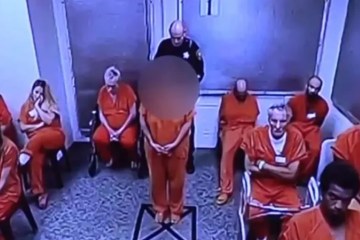 Inquietante mirada al dormitorio infantil donde una mujer de 42 años 'fue encarcelada durante 27 AÑOS por padres que afirmaban que había desaparecido'