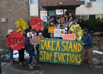 Los líderes de inquilinos en el sur de Minneapolis toman medidas en marzo de 2025 para exigir mejores condiciones de vivienda a sus propietarios.