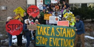 Los líderes de inquilinos en el sur de Minneapolis toman medidas en marzo de 2025 para exigir mejores condiciones de vivienda a sus propietarios.