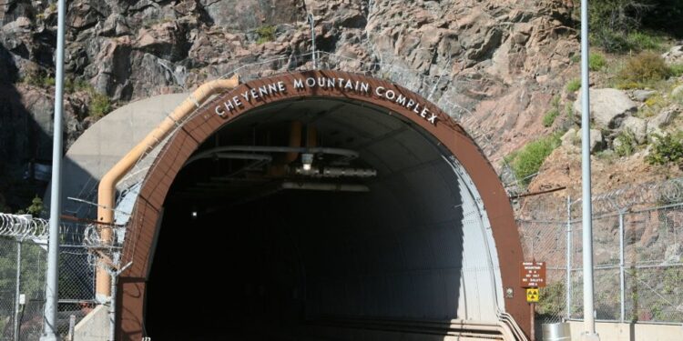 El portal del complejo de la montaña Cheyenne, un búnker subterráneo.