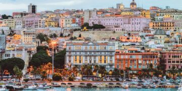 Paisaje urbano y arquitectura de Cagliari con el mar Mediterráneo.