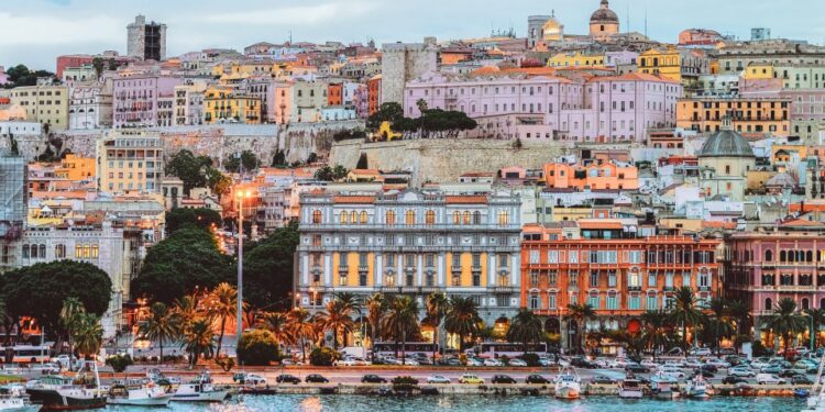 Paisaje urbano y arquitectura de Cagliari con el mar Mediterráneo.