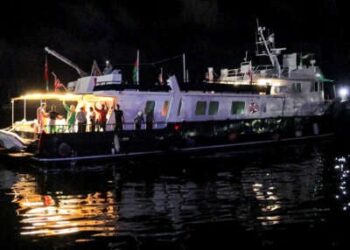 Este agarre de las imágenes de AFPTV muestra a los activistas que viajan a bordo del yate Alma con bandera británica, que forma parte de la flotilla internacional para Gaza.
