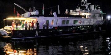 Este agarre de las imágenes de AFPTV muestra a los activistas que viajan a bordo del yate Alma con bandera británica, que forma parte de la flotilla internacional para Gaza.