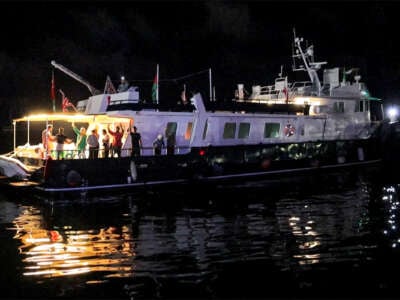 Este agarre de las imágenes de AFPTV muestra a los activistas que viajan a bordo del yate Alma con bandera británica, que forma parte de la flotilla internacional para Gaza.