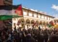 En Florencia, Italia, el 2 de octubre de 2025, estudiantes marchan por el centro de la ciudad y ocupan edificios universitarios en solidaridad con la Flotilla Global Sumud.