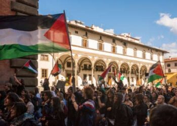 En Florencia, Italia, el 2 de octubre de 2025, estudiantes marchan por el centro de la ciudad y ocupan edificios universitarios en solidaridad con la Flotilla Global Sumud.