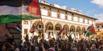 En Florencia, Italia, el 2 de octubre de 2025, estudiantes marchan por el centro de la ciudad y ocupan edificios universitarios en solidaridad con la Flotilla Global Sumud.