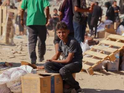 La gente camina por una calle muy dañada en Khan Younis, al sur de la Franja de Gaza, el 12 de octubre de 2025. La ayuda entró en Gaza a través del cruce de Kerem Shalom hacia Khan Younis, donde los residentes se apresuraron a apoderarse de suministros en medio de la escasez constante.