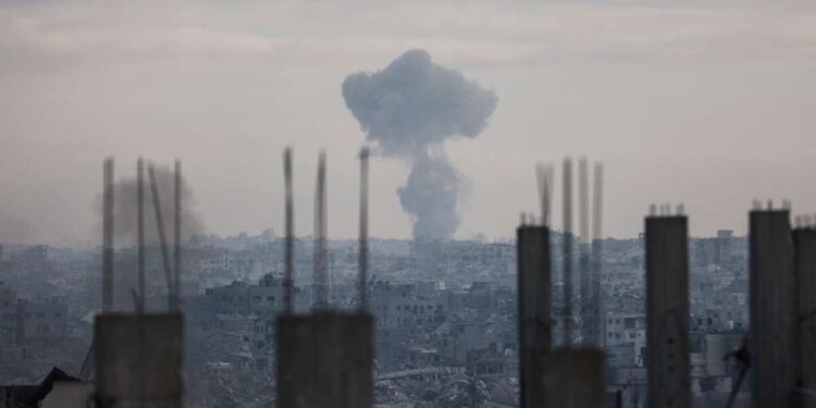 Israel mata a 104 personas en Gaza en grave violación del alto el fuego y acusa a Hamás de matar a un soldado