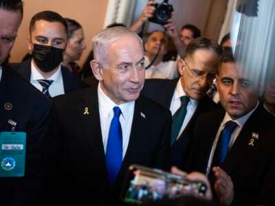 El primer ministro israelí, Benjamin Netanyahu, habla con periodistas antes de una reunión bipartidista con líderes del Senado en el Capitolio de los Estados Unidos el miércoles 9 de julio de 2025.