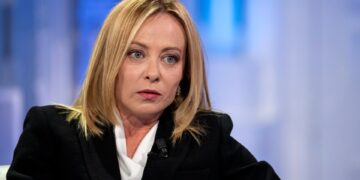 La primera ministra italiana, Giorgia Meloni, en el set del programa de televisión. "Porta A Porta."