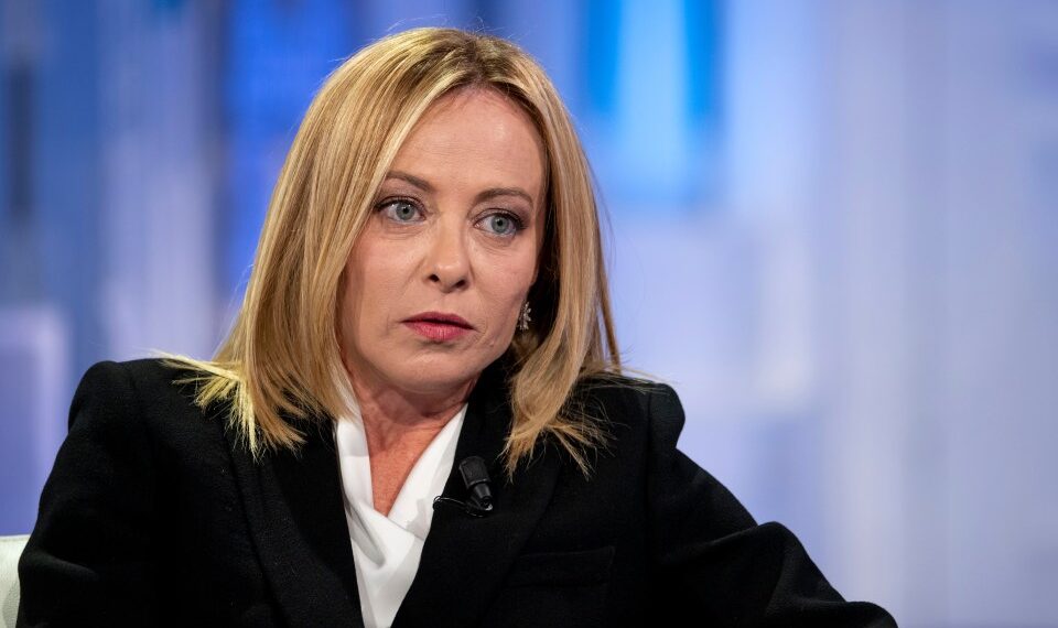 La primera ministra italiana, Giorgia Meloni, en el set del programa de televisión. "Porta A Porta."