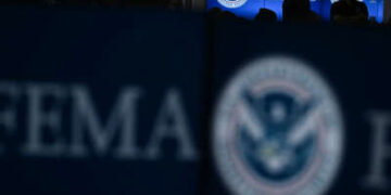 Una vista del interior de la sede de FEMA mientras la entonces vicepresidenta Kamala Harris asiste a una sesión informativa sobre los impactos del huracán Helene y actualizaciones sobre la respuesta federal, en la sede de la Agencia Federal para el Manejo de Emergencias (FEMA) en Washington, DC, el 30 de septiembre de 2024.