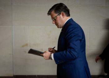 Johnson continúa bloqueando la juramentación de Grijalva y haciéndole exigencias indebidas