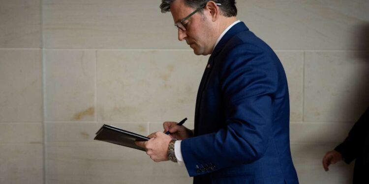 Johnson continúa bloqueando la juramentación de Grijalva y haciéndole exigencias indebidas