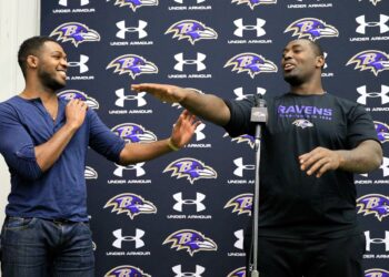 Jon Jones rinde emotivo homenaje al difunto hermano Arthur Jones