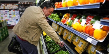 Juez federal evalúa obligar al USDA a pagar beneficios SNAP a pesar del cierre