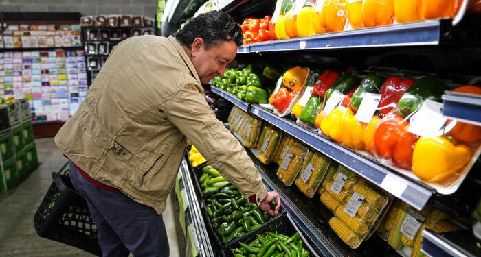 Juez federal evalúa obligar al USDA a pagar beneficios SNAP a pesar del cierre