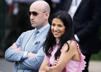 Katie Miller amenaza a Cenk Uygur con deportarlo durante un acalorado debate