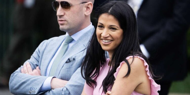 Katie Miller amenaza a Cenk Uygur con deportarlo durante un acalorado debate