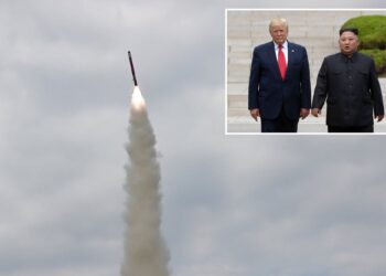 Un collage de imágenes que contiene 2 imágenes, la Imagen 1 muestra el lanzamiento de misiles con humo y fuego contra un cielo nublado, la Imagen 2 muestra a Trump Asia Corea del Norte