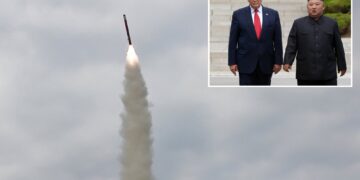 Un collage de imágenes que contiene 2 imágenes, la Imagen 1 muestra el lanzamiento de misiles con humo y fuego contra un cielo nublado, la Imagen 2 muestra a Trump Asia Corea del Norte