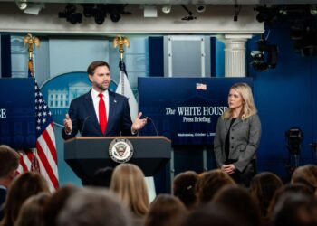 La vicepresidenta JD Vance y la secretaria de prensa de la Casa Blanca, Karoline Leavitt, durante una sesión informativa de prensa en la Casa Blanca el 1 de octubre de 2025. (Madalina Kilroy/The Epoch Times)