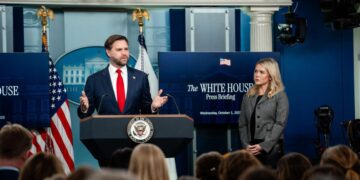 La vicepresidenta JD Vance y la secretaria de prensa de la Casa Blanca, Karoline Leavitt, durante una sesión informativa de prensa en la Casa Blanca el 1 de octubre de 2025. (Madalina Kilroy/The Epoch Times)