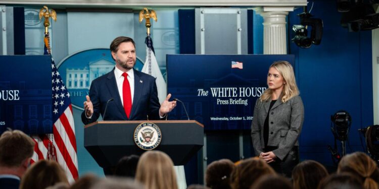 La vicepresidenta JD Vance y la secretaria de prensa de la Casa Blanca, Karoline Leavitt, durante una sesión informativa de prensa en la Casa Blanca el 1 de octubre de 2025. (Madalina Kilroy/The Epoch Times)