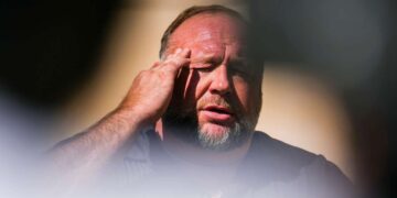 La Corte Suprema se niega a escuchar las impugnaciones por difamación de Sandy Hook de Alex Jones