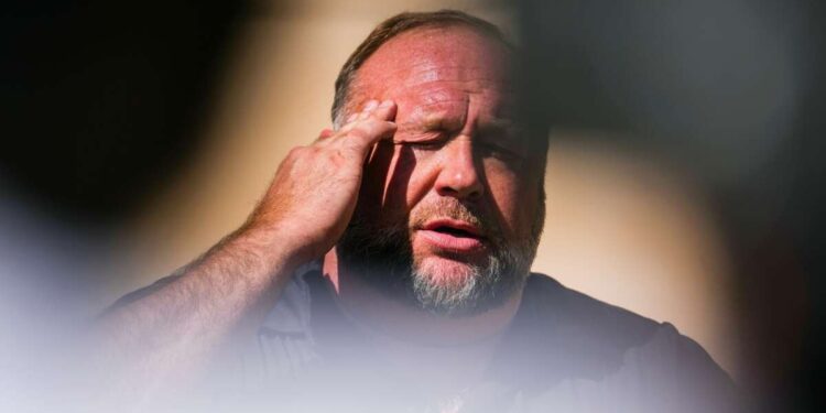 La Corte Suprema se niega a escuchar las impugnaciones por difamación de Sandy Hook de Alex Jones